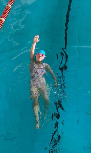 «Пишаюся цією тендітною та водночас сильною дитиною»: на Київщині 4-річна дівчинка встановила національний рекорд у плаванні на спині - INFBusiness