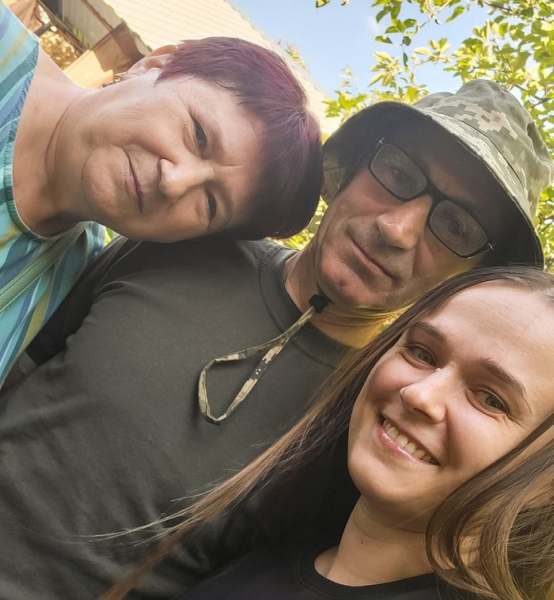 Олена Базилівська з татом Олександром і мамою Наталією Італієць цитував в Іспанії Ліну Костенко українською: пілігримка з Києва пройшла 315 кілометрів Шляхом святого Якова на підтримку української мови - INFBusiness