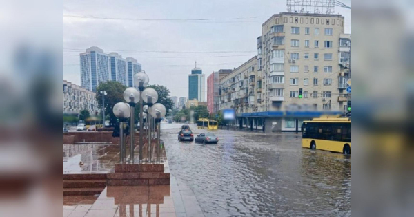 Сильна злива «зупинила» дорожній рух в Києві: де було ускладнено пересування транспорту - INFBusiness