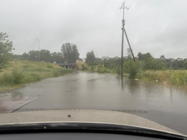 Є місця, де вода сягає майже трьох метрів: дощі затопили Львів (фото) - INFBusiness