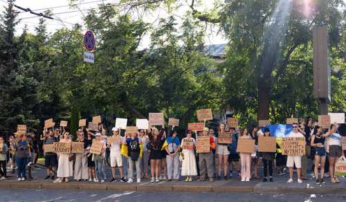 Другий день протестів в Україні: на акції проти законопроєкта щодо НАБУ вийшло вдвоє більше людей - INFBusiness