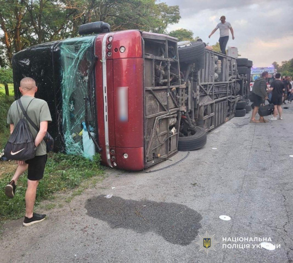 Пекло на трасі: двоповерховий автобус перекинувся на Дніпропетровщині, десятки постраждалих (фото) - INFBusiness
