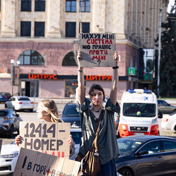 Другий день протестів в Україні: на акції проти законопроєкта щодо НАБУ вийшло вдвоє більше людей - INFBusiness