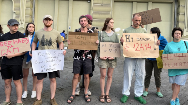 Зеленський підписав скандальний закон про НАБУ та САП, незважаючи на акції протесту по всій Україні (фото, відео) - INFBusiness