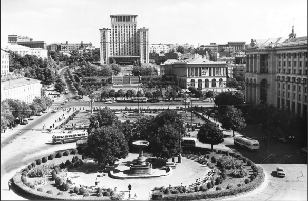 Таким в середині XX століття був Майдан Незалежності, навпроти якого знаходиться готель «Україна» (тоді «москва»). Фото з архіву родини Добровольських