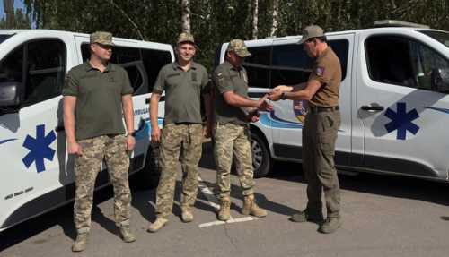 Кіровоградщина: бойові медики 121-ї окремої бригади отримали автомобілі швидкої допомоги (ФОТО) - INFBusiness