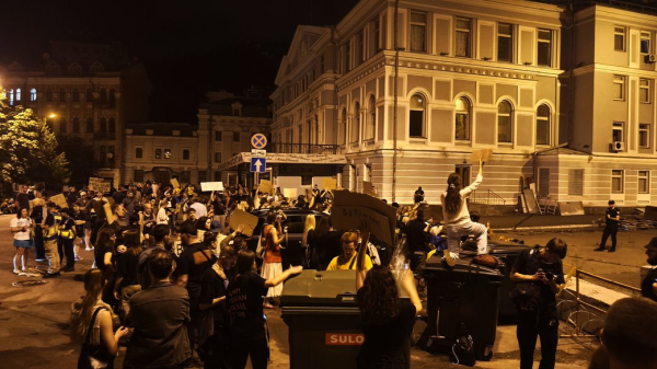 Зеленський підписав скандальний закон про НАБУ та САП, незважаючи на акції протесту по всій Україні (фото, відео) - INFBusiness