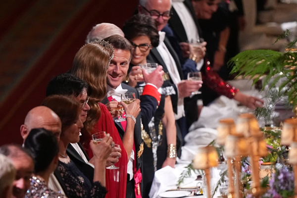 «Який огидний француз»: в Мережі обговорюють «флірт» Еммануеля Макрона із Кейт Міддлтон - INFBusiness