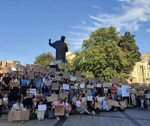 Україна протестує: у 17 містах пройшли акції проти закону, що загрожує незалежності НАБУ та САП - INFBusiness