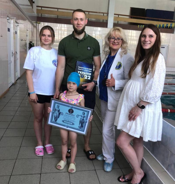 «Пишаюся цією тендітною та водночас сильною дитиною»: на Київщині 4-річна дівчинка встановила національний рекорд у плаванні на спині - INFBusiness