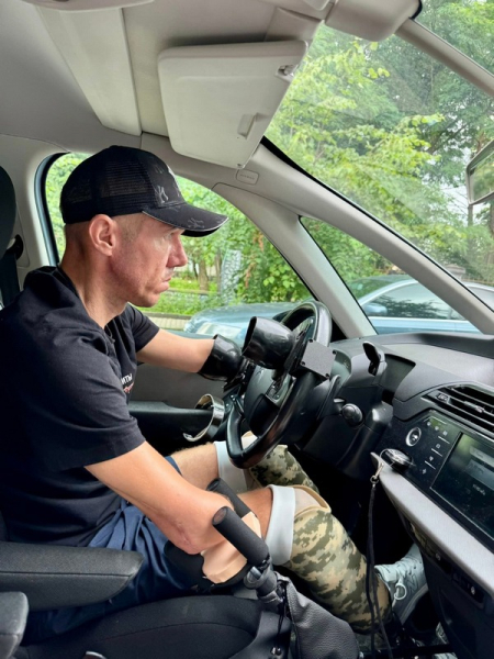 «Побачив тільки спалах і як нога відлітає»: ветеран, який пережив чотири ампутації, керує автівкою та бігає марафони - INFBusiness