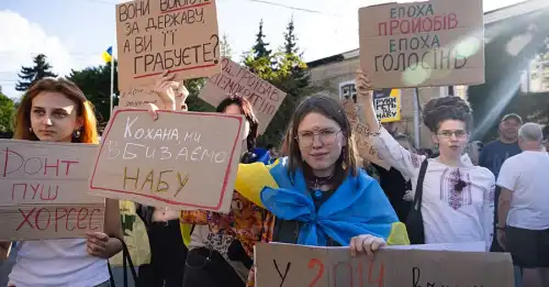 Другий день протестів в Україні: на акції проти законопроєкта щодо НАБУ вийшло вдвоє більше людей - INFBusiness