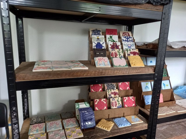 «Усе, як на війні, — не знаєш, чим закінчиться»: полтавець-військовий та його дружина відкрили майстерню з виготовлення кахлів ручної роботи - INFBusiness