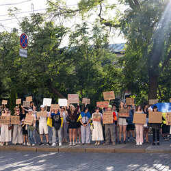 Другий день протестів в Україні: на акції проти законопроєкта щодо НАБУ вийшло вдвоє більше людей - INFBusiness