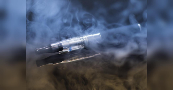 Викликає нові хвороби серед підлітків: в Україні хочуть заборонити електронні цигарки - INFBusiness