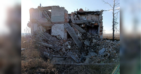 російський диктатор хоче повного контролю над Донеччиною, багатою на корисні копалини, включаючи частини, які наразі утримуються Україною. Натомість путін заявив, що заморозить лінію фронту та пообіцяв не захоплювати більше територій. Про це повідомляє видання The Telegraph. путін хоче отримати всю Донецьку область без бою, а Трамп — швидкий мир: ЗМІ про тиск на Україну - INFBusiness