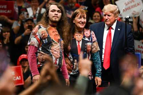 Аляска перед зустріччю Трампа та Путіна: люди закликають мітингувати з прапорами України - INFBusiness