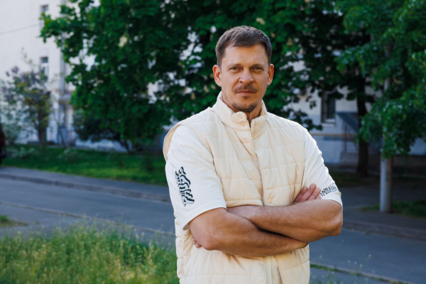 «Після прильоту „Шахеда“ в наш дім, ходимо до укриття»: відомий актор Андрій Ісаєнко про випробування під час великої війни - INFBusiness