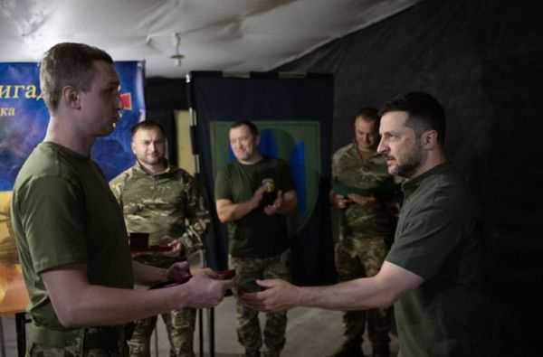 Зеленський несподівано приїхав на передову (фото) - INFBusiness