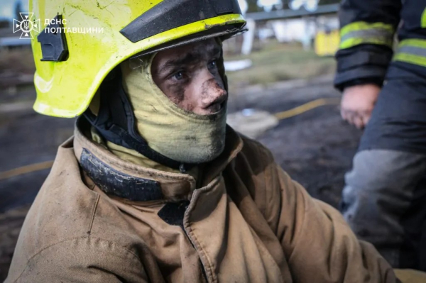 У кіптяві, стомлені, з гамою емоцій на відкритих обличчях: у мережі показали фото рятувальників, які дві доби гасили пожежу на Кременчуцькому НПЗ - INFBusiness
