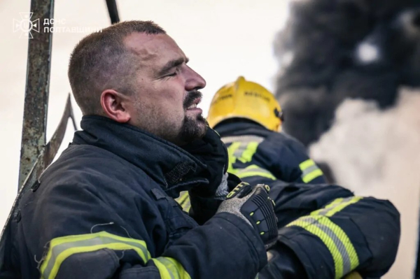 У кіптяві, стомлені, з гамою емоцій на відкритих обличчях: у мережі показали фото рятувальників, які дві доби гасили пожежу на Кременчуцькому НПЗ - INFBusiness