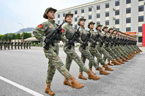 Техніка під покривалами, гіперзвукові ракети та 80 гелікоптерів: Китай готує парад століття - INFBusiness