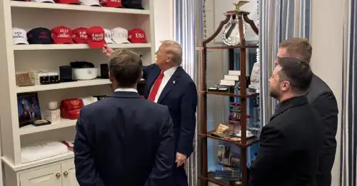 Трамп у Білому домі показав Зеленському та Макрону свою кепку "Ще чотири роки" - INFBusiness