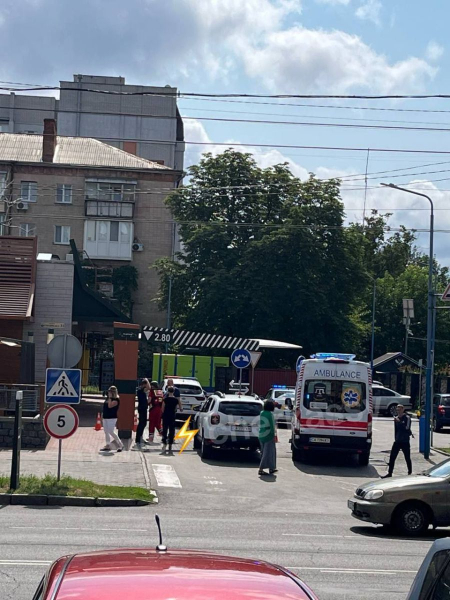 У центрі Черкас сталася стрілянина в закладі харчування: озброєний чоловік забарикадувався всередині - INFBusiness