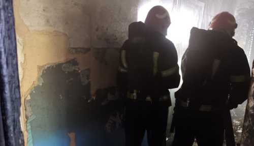 Сьогодні, 21 серпня, о 12:55 до Служби порятунку «101» надійшло повідомлення про те, що на вул. Марії Примаченко обласного центру виникла пожежа домашніх речей на площі близько 5 м кв. на сходовій клітині 4-го поверху п’ятиповерхового житлового будинку. На пожежі у кропивницькій багатоповерхівці врятували двох дітей та трьох дорослих (ФОТО) - INFBusiness
