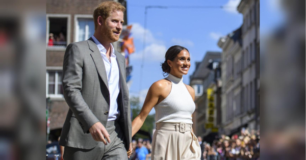 В той час як герцог і герцогиня Сассекські перебувають на новому етапі співпраці з Netflix, джерело, яке близько їх знає, зазначило, що пара залишається глибоко закоханою, але їхня поведінка різко змінюється у приватному та публічному середовищах. Кидається захищати Меган, бо «люди так погано до неї ставляться»: експерти розкритикували Гаррі - INFBusiness