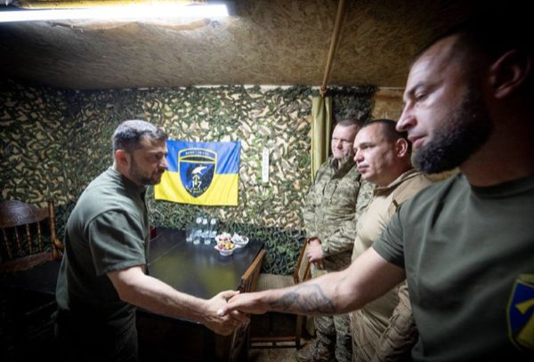 Зеленський несподівано приїхав на передову (фото) - INFBusiness