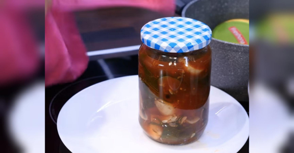 Смачні огірки в томаті з помідорами та грибами: рецепт від Ольги Матвєй - INFBusiness