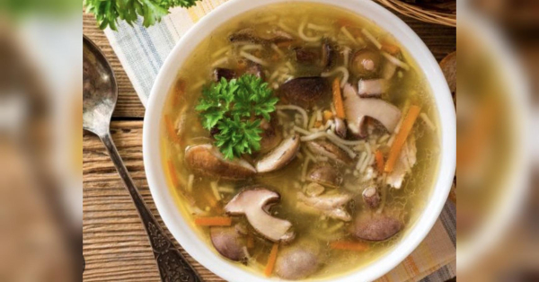 Юшка — це перша страва, рідкий суп, який може бути м'ясним, рибним, грибним, овочевим, або заправленим крупою чи картоплею. У деяких регіонах юшкою називають також рибний суп, особливо наваристий, приготований з різних видів риби. Поліська юшка з грибами та оселедцем: обов'язково подавати холодною - INFBusiness