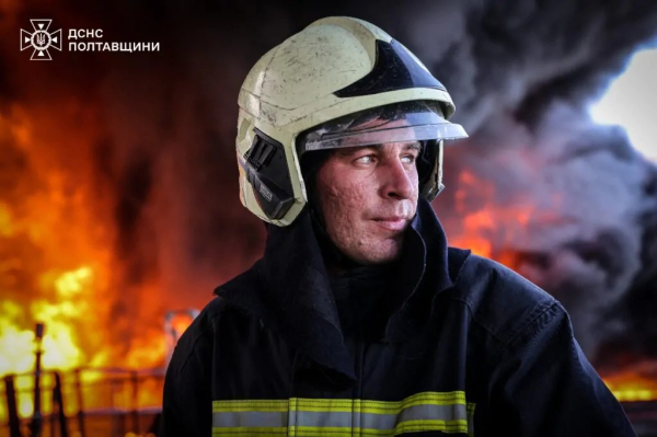 У кіптяві, стомлені, з гамою емоцій на відкритих обличчях: у мережі показали фото рятувальників, які дві доби гасили пожежу на Кременчуцькому НПЗ - INFBusiness