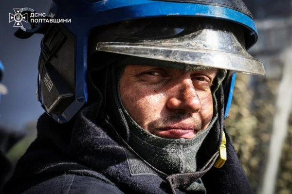 У кіптяві, стомлені, з гамою емоцій на відкритих обличчях: у мережі показали фото рятувальників, які дві доби гасили пожежу на Кременчуцькому НПЗ - INFBusiness