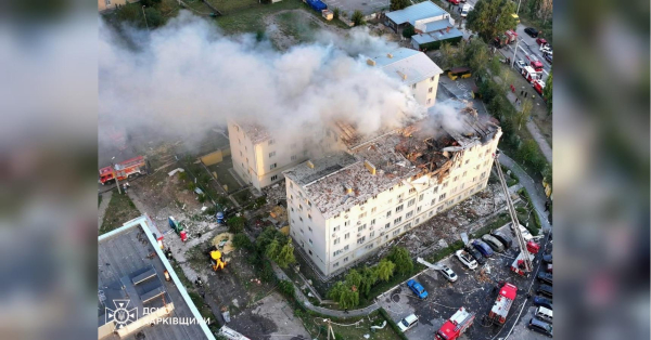 Під російським ударом з повітря знов опинилася Харківщина — в обласному центрі ворог двічі поцілив по житловій забудовіі. Ворог атакував Харків балістикою та дронами: пошкоджено багатоповерхівки, є жертви, багато поранених (фото, відео) - INFBusiness