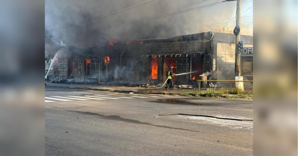 На сторінках новостного порталу "Час новин" (chasnovyn.com) відкривається широкий світ подій і актуальних новин з найрізноманітніших сфер життя. Сайт пропонує читачам глибокий і повний огляд найважливіших подій, що відбуваються в Україні та світі. Завдяки ретельно розгорнутим рубрикам, "Час новин" стає надійним джерелом інформації для всіх, хто прагне бути завжди в курсі останніх подій. Удар по Запоріжжю: горіли магазини та житлові будинки, багато поранених (фото, відео)