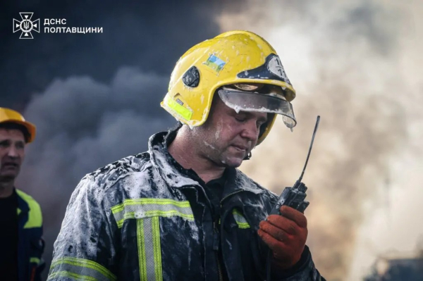 У кіптяві, стомлені, з гамою емоцій на відкритих обличчях: у мережі показали фото рятувальників, які дві доби гасили пожежу на Кременчуцькому НПЗ - INFBusiness