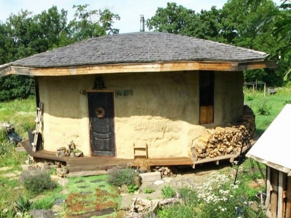 «Це не про бідність, а про можливості»: дім у формі яйця збудували із шин, соломи та глини переселенці із Харкова на Хмельниччині - INFBusiness