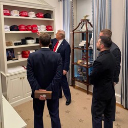 Автопарк майже на мільярд, Ренуар, кепки та картинки NFT: всі колекції Дональда Трампа - INFBusiness