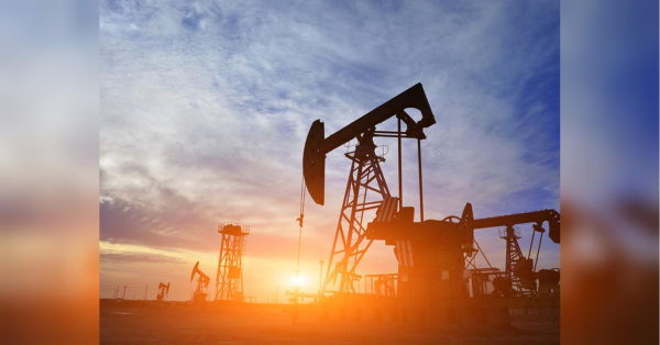 Європейський Союз оголосив про санкції проти росії, включаючи нижчу цінову межу на російську нафту. Та дисконт (знижка) майже не змінився навіть після оголошення ЄС. Аналітики Муя Сюй та Рональд Сміт пояснюють це такими факторами, як попит в Азії та обмежені російські постачання. Вони очікують, що дисконт може знову зрости, коли набуде чинності новий граничний рівень цін, встановлений ЄС. Флагманська російська нафта марки Urals торгується з найменшою знижкою відносно еталонних цін з моменту початку війни кремля проти України у 2022 році, що свідчить про те, що нові європейські санкції поки що не мають впливу. Нові санкції ЄС не вплинули на вартість російської нафти, — ЗМІ - INFBusiness