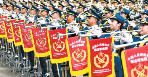 Техніка під покривалами, гіперзвукові ракети та 80 гелікоптерів: Китай готує парад століття - INFBusiness