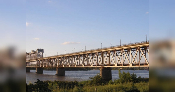 Ворог вдарив по мосту через Дніпро у Кременчуці: в «Укрзалізниці» зробили заяву щодо руху потягів - INFBusiness