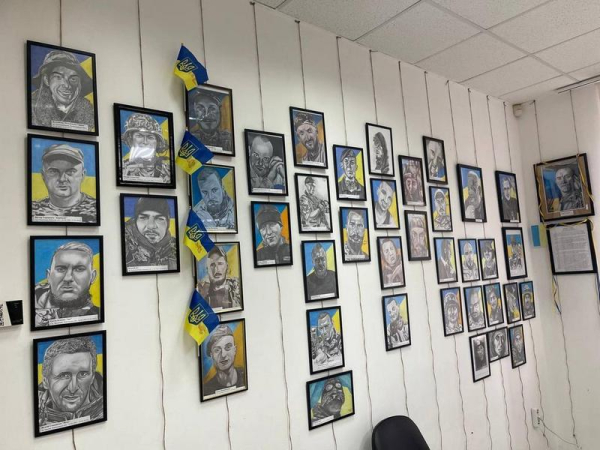 «У снах приходив друг Артем і говорив, кого треба малювати»: як викладачка з Донеччини створює портрети воїнів - INFBusiness