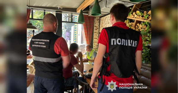 «Бронював» військовозобов’язаних за десять тисяч доларів: правоохоронці затримали в Києві посадовця Міноборони - INFBusiness