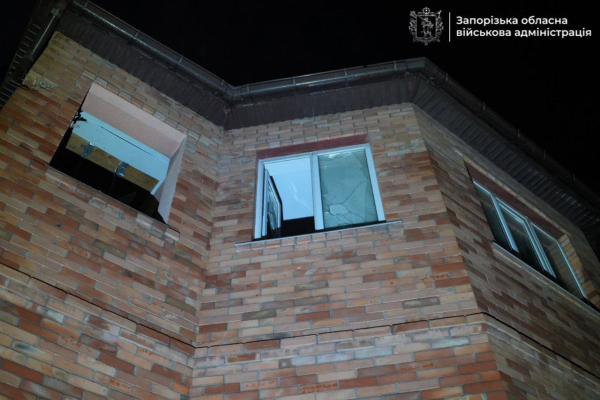 Вночі ворог атакував приватний сектор Запоріжжя: пожежники борються з вогнем (фото, відео) - INFBusiness