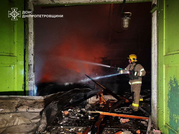 Десятки дронів атакували вночі Дніпро: мешканців міста попередили про загрозу хімічного зараження території (фото, відео) - INFBusiness
