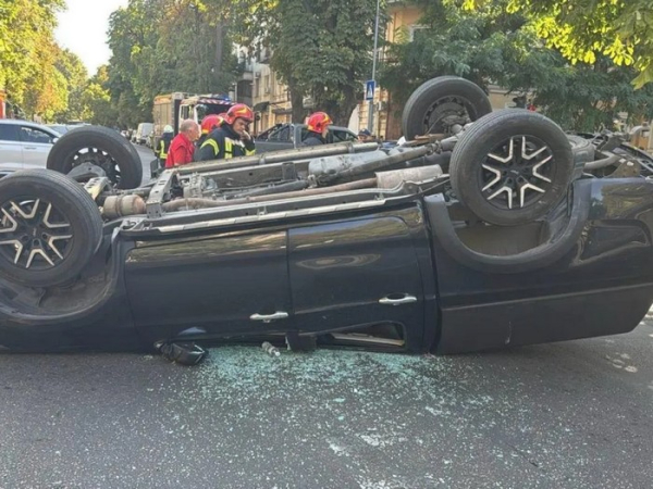 Джип охорони Порошенка влаштував автотрощу в Одесі: машину потерпілої перекинуло на дах (ФОТО) - INFBusiness