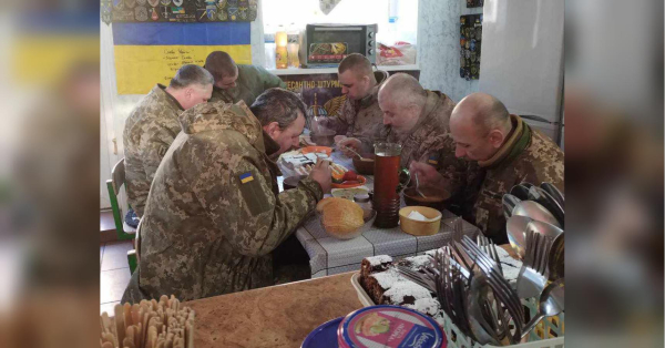 «Щодня варимо по 30 літрів борщу і ліпимо до 700 вареників»: селяни створили кафе й безкоштовно годують захисників - INFBusiness