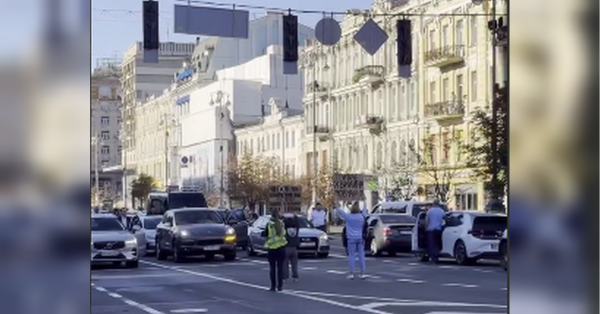 На Хрещатику у Києві вперше перекрили рух транспорту для проведення хвилини мовчання (фото, відео) - INFBusiness